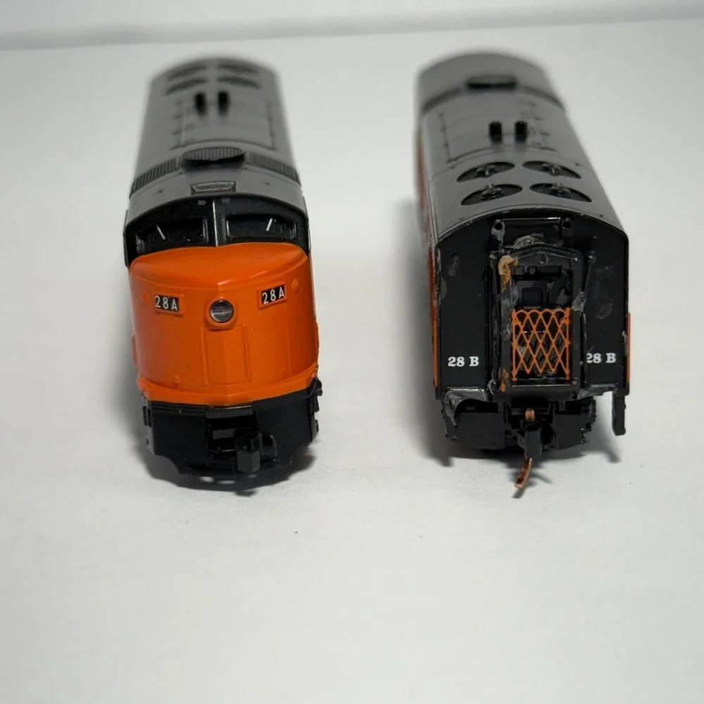 Life-Like HO Scale Milwaukee Road F-Unit Diesel Locomotive & B-Unit Set 28A 28B